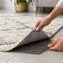 Stabiliser un tapis sur carrelage durablement